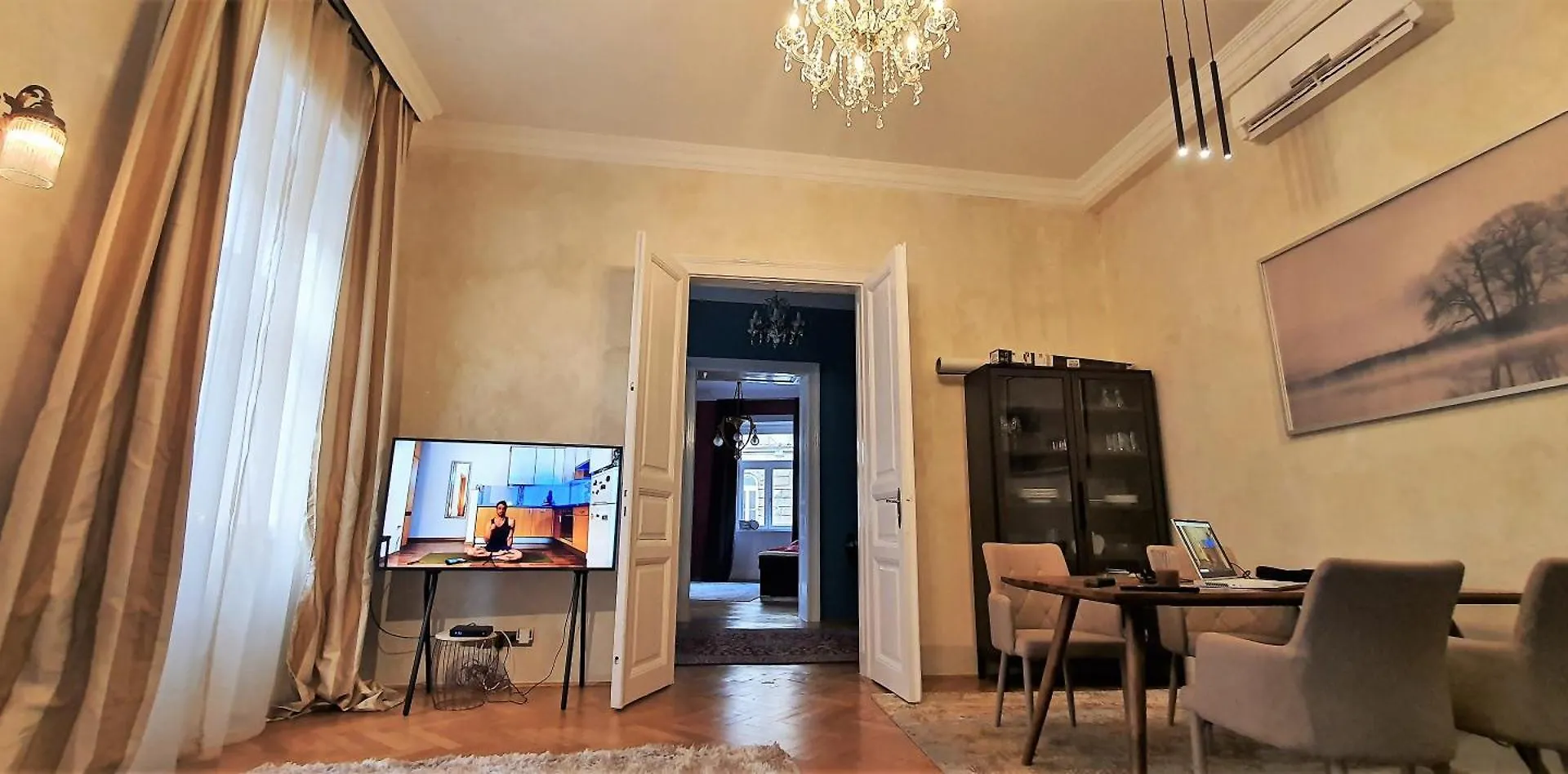 R64 - Classy & Spacious Home Near Villa District Hungary
